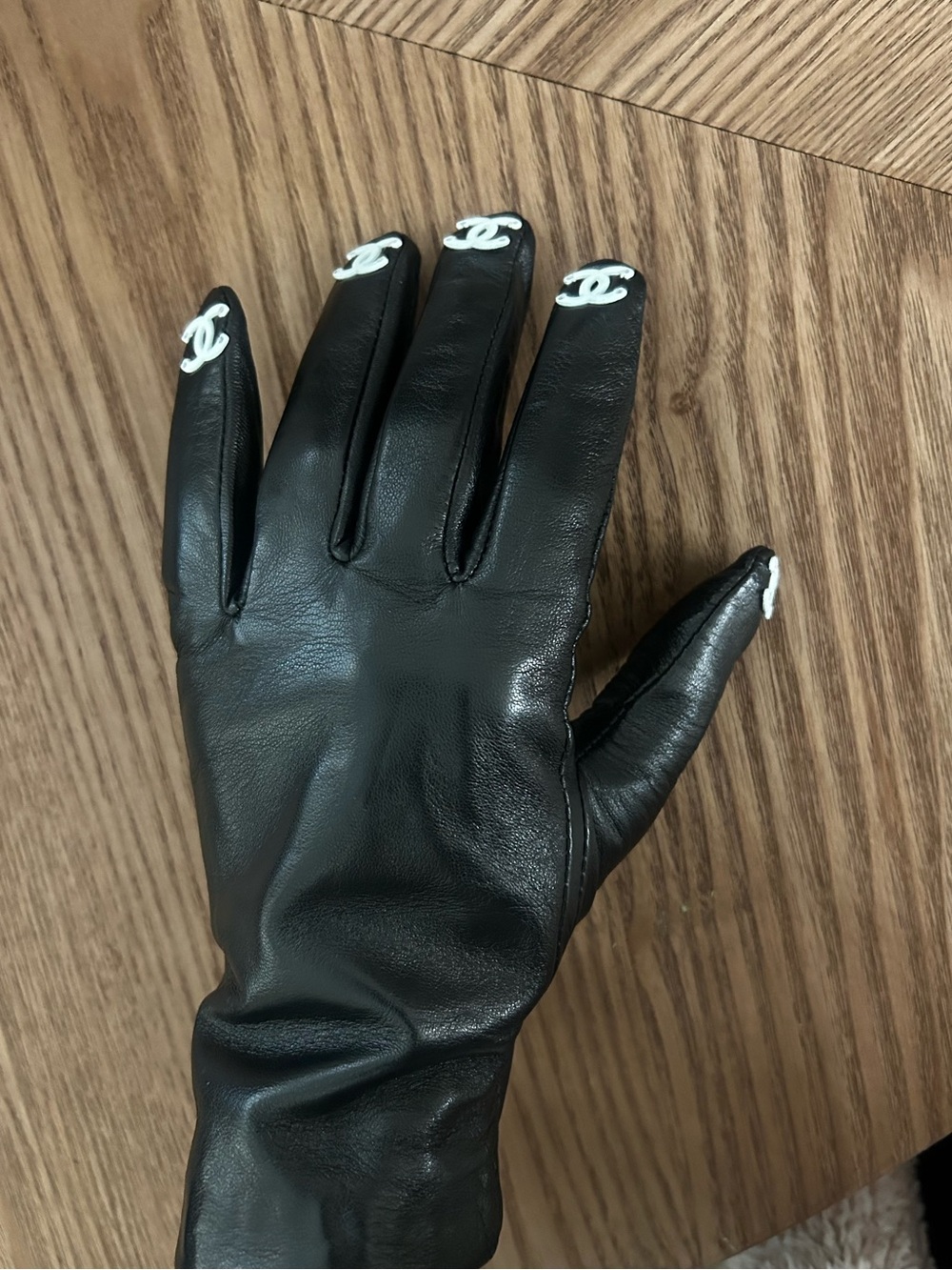 CHANEL Black Leather Women's Gloves with White CC Fingertip Logos - Picture 3 of 3